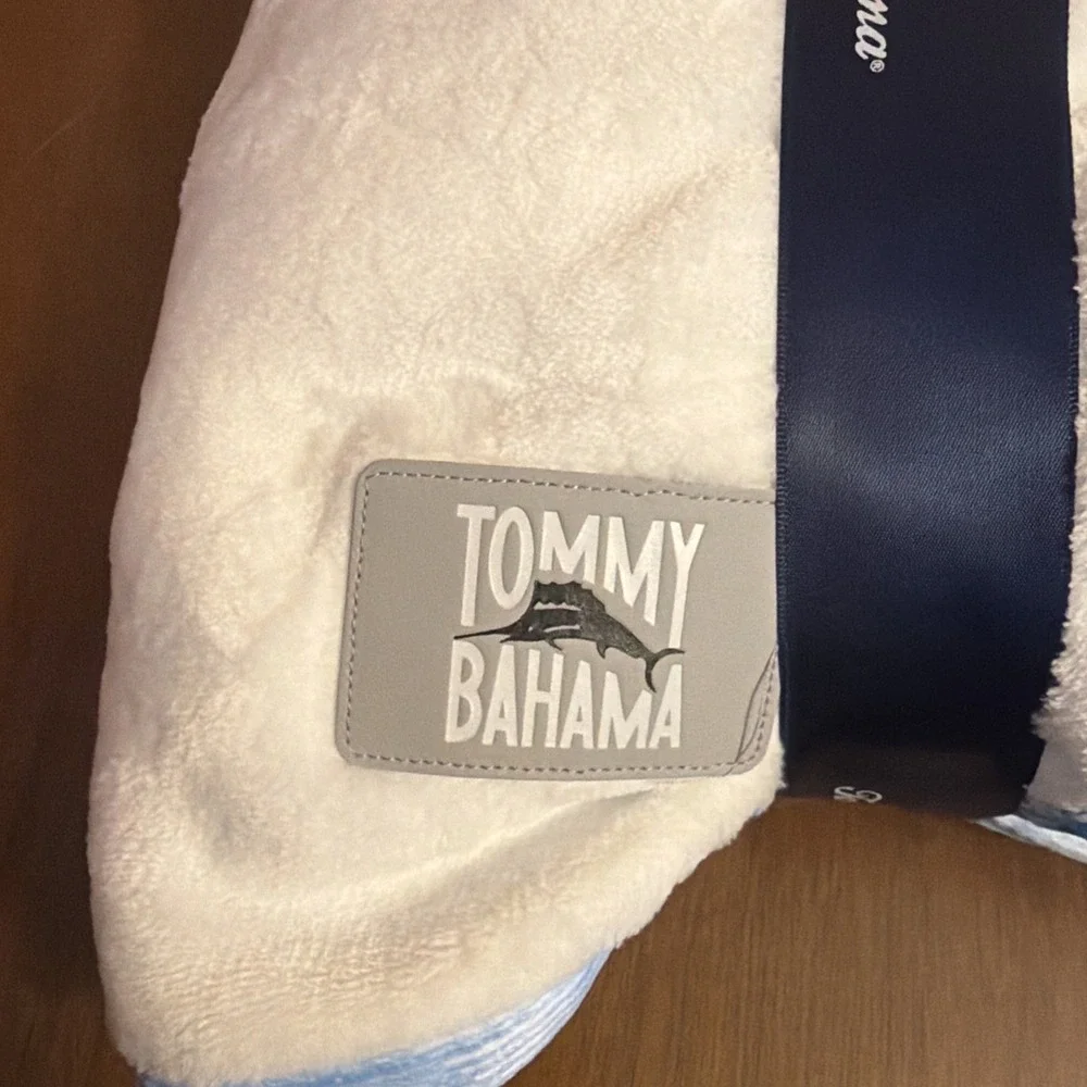 NWT Tommy Bahama Ultra Soft Plush Solid Throw Blanket White with blue trim